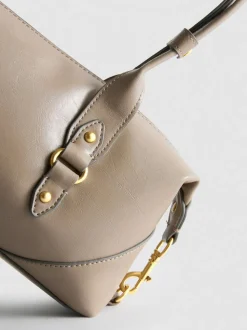 Schultertasche mit Zierschnallen