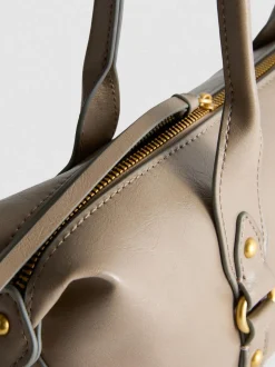 Schultertasche mit Zierschnallen