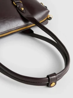 Schultertasche mit Zierschnallen