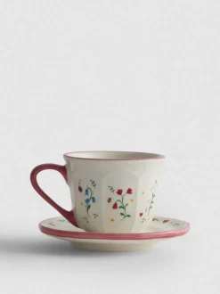 Set mit Tasse und Untertasse mit Blumenmuster