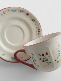 Set mit Tasse und Untertasse mit Blumenmuster