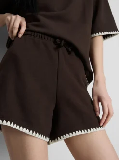 Shorts mit hohem Baumwollanteil und Häkelbesatz