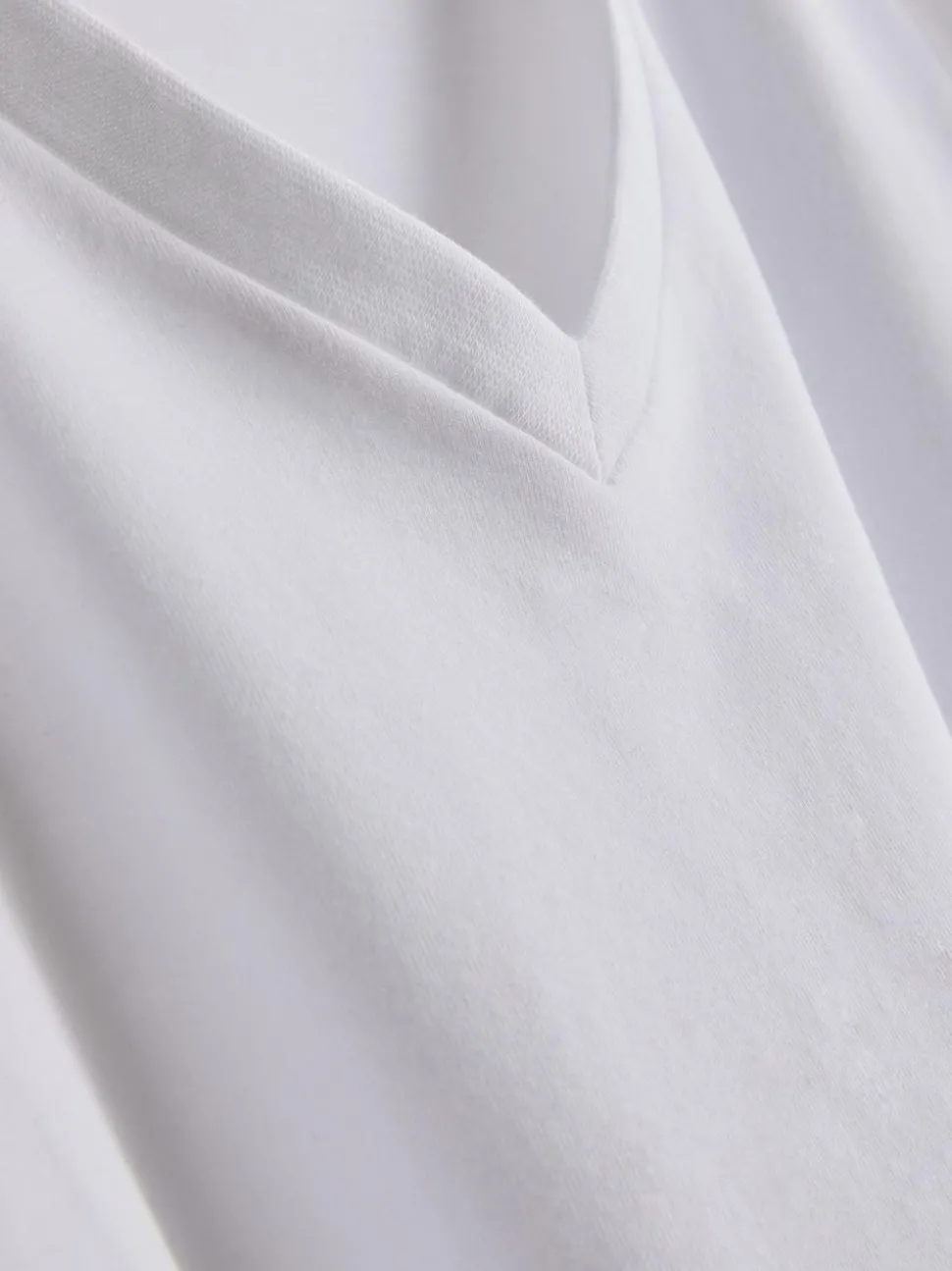 Slim-Fit-T-Shirt mit V-Ausschnitt und Stretchanteil