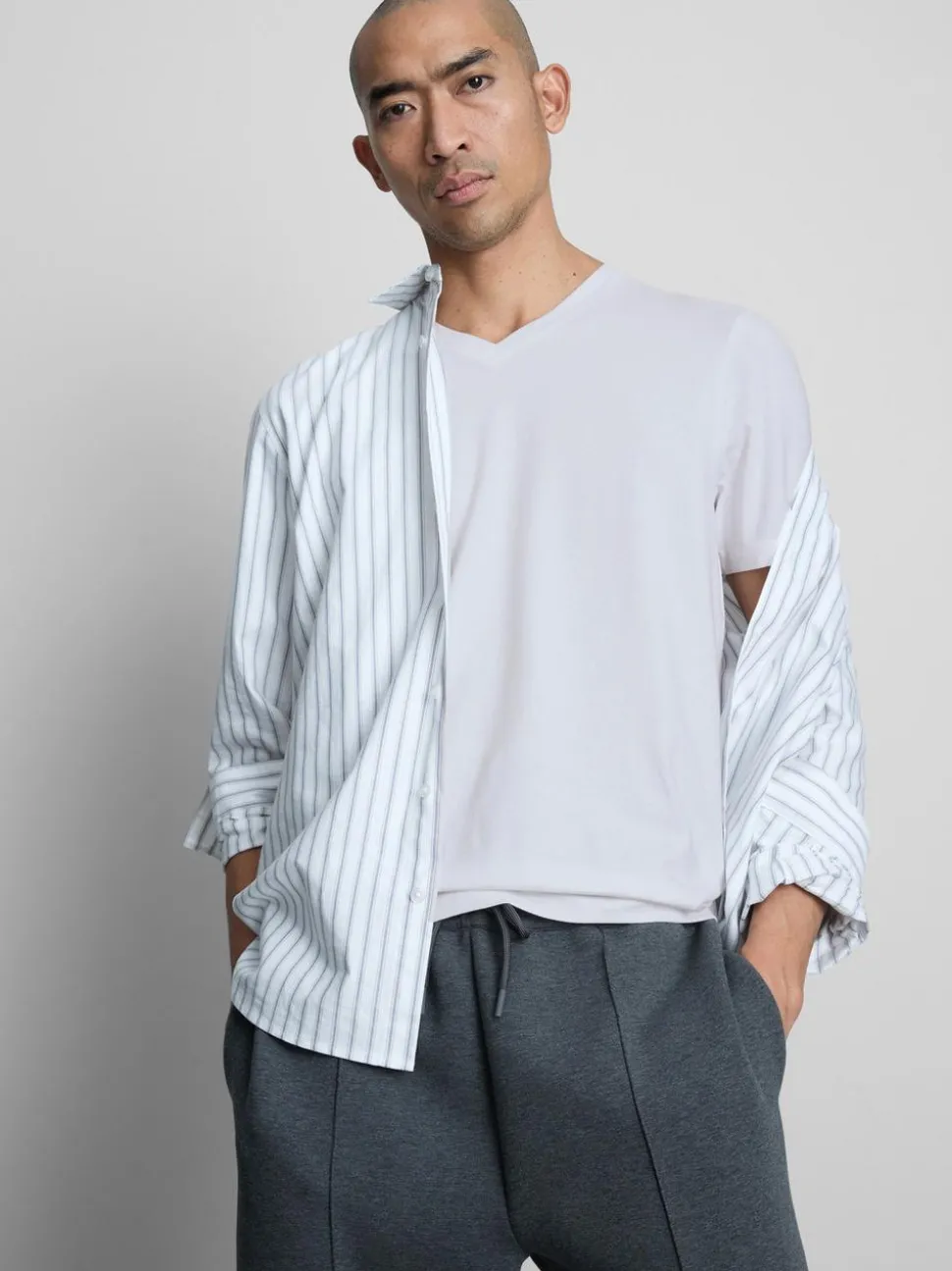 Slim-Fit-T-Shirt mit V-Ausschnitt und Stretchanteil