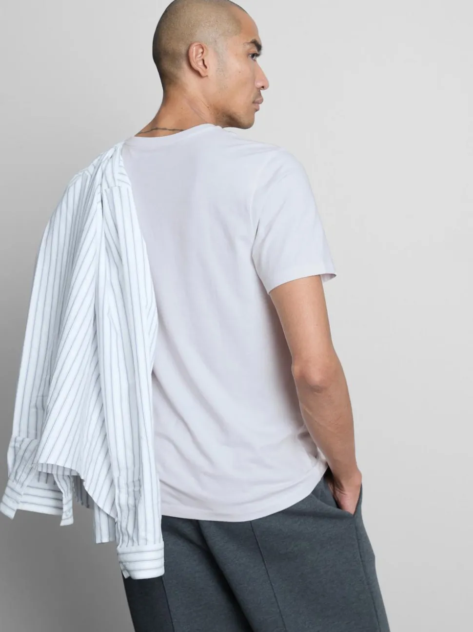 Slim-Fit-T-Shirt mit V-Ausschnitt und Stretchanteil