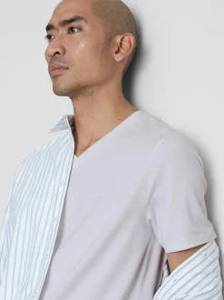 Slim-Fit-T-Shirt mit V-Ausschnitt und Stretchanteil