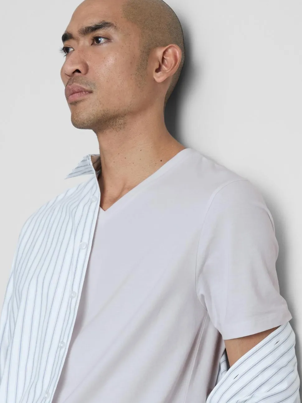 Slim-Fit-T-Shirt mit V-Ausschnitt und Stretchanteil