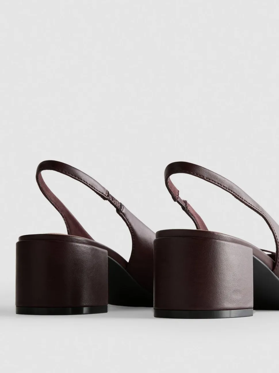 Slingbacks mit Blockabsatz und Zehenkappe