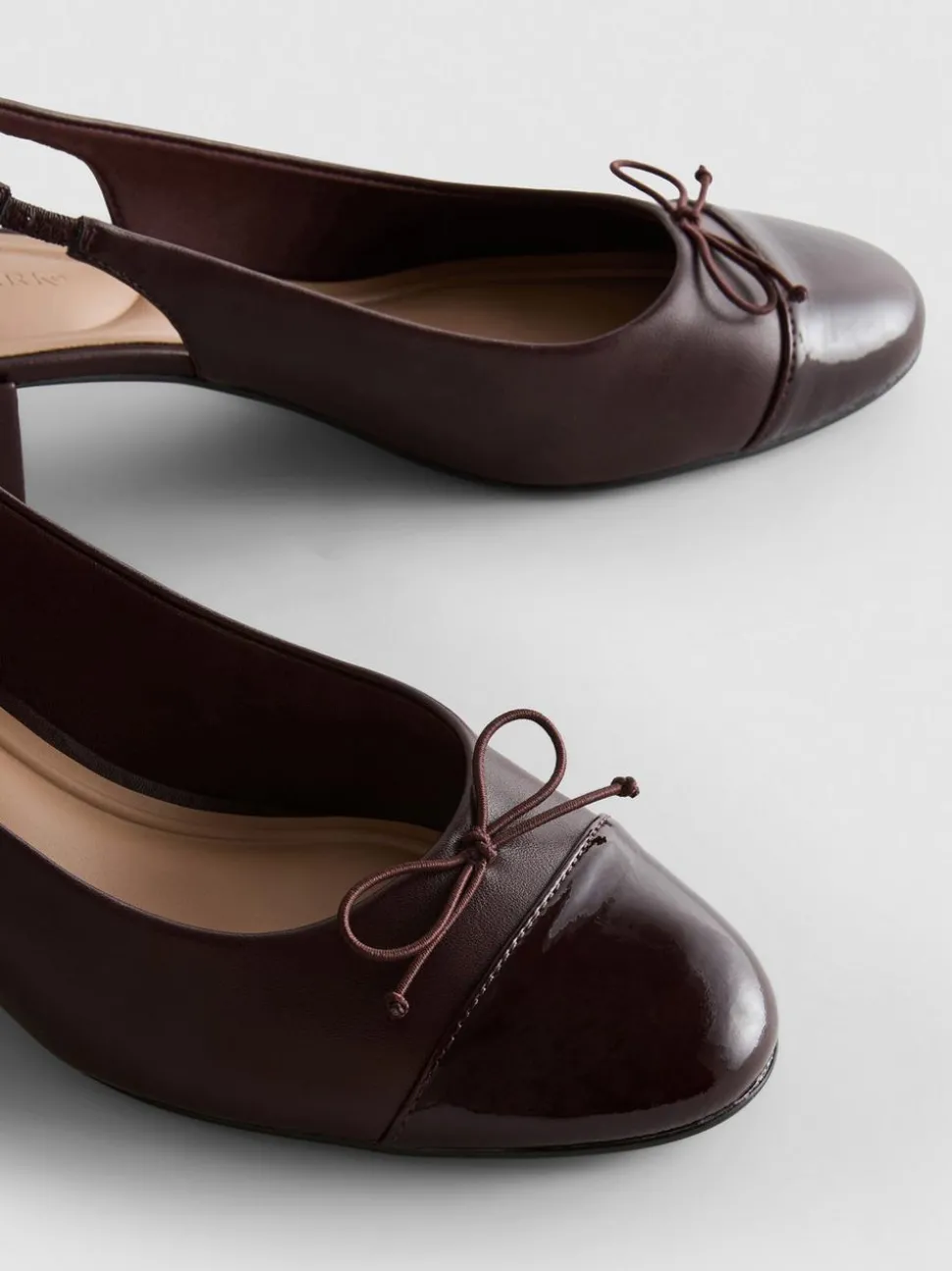 Slingbacks mit Blockabsatz und Zehenkappe
