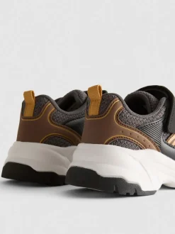 Sneaker mit dicker Sohle