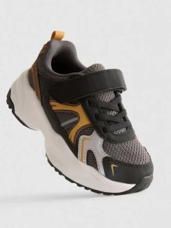 Sneaker mit dicker Sohle