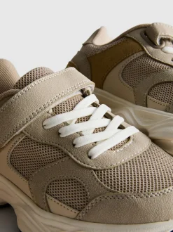 Sneaker mit dicker Sohle
