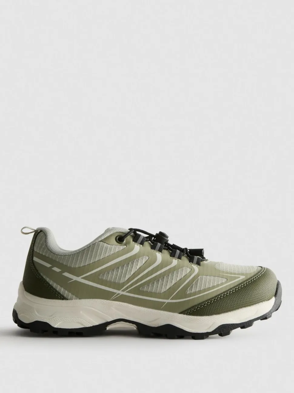 Sneaker mit dicker Sohle und Knebelverschluss