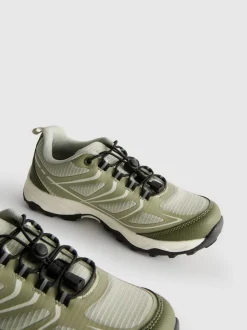 Sneaker mit dicker Sohle und Knebelverschluss