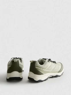 Sneaker mit dicker Sohle und Knebelverschluss