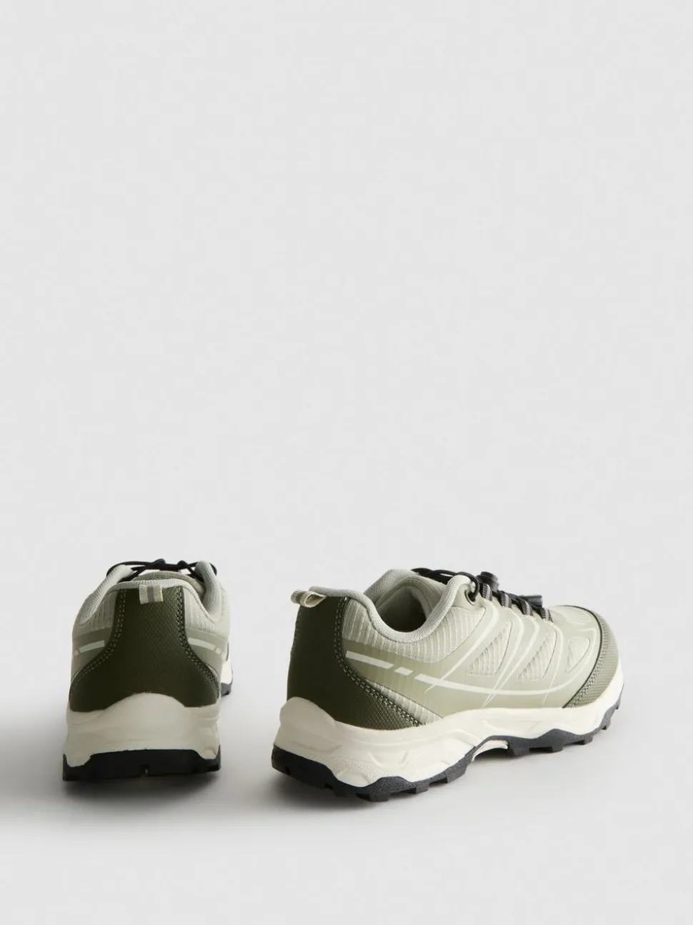 Sneaker mit dicker Sohle und Knebelverschluss
