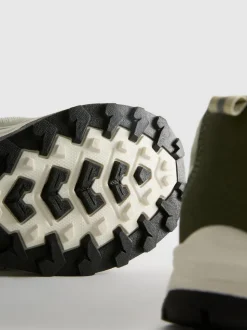 Sneaker mit dicker Sohle und Knebelverschluss
