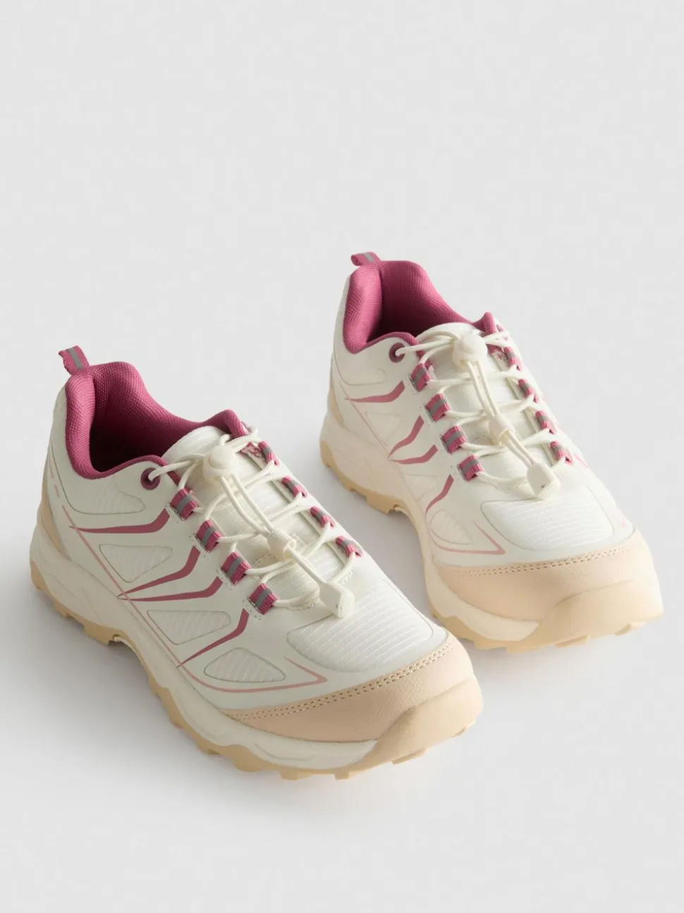 Sneaker mit dicker Sohle und Knebelverschluss