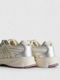 Sneaker mit dicker Sohle und Knebelverschluss