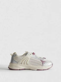 Sneaker mit dicker Sohle und Knebelverschluss