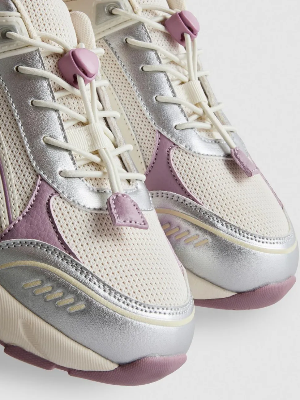 Sneaker mit dicker Sohle und Knebelverschluss