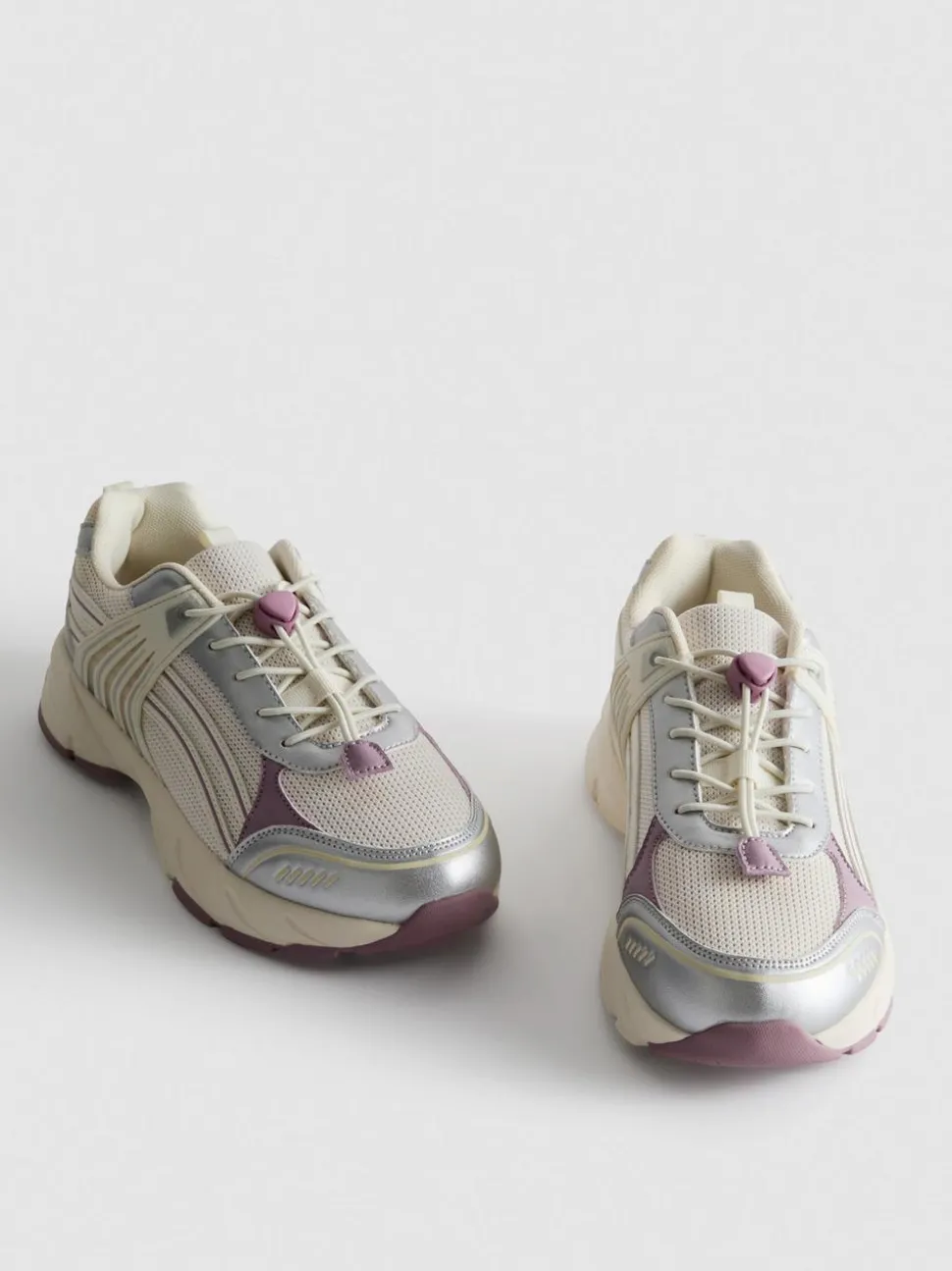 Sneaker mit dicker Sohle und Knebelverschluss
