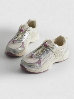 Sneaker mit dicker Sohle und Knebelverschluss
