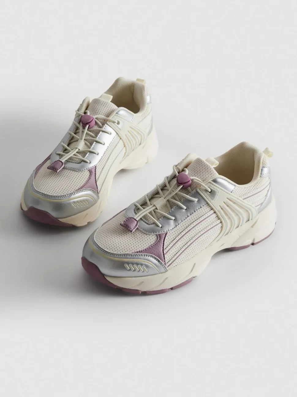 Sneaker mit dicker Sohle und Knebelverschluss