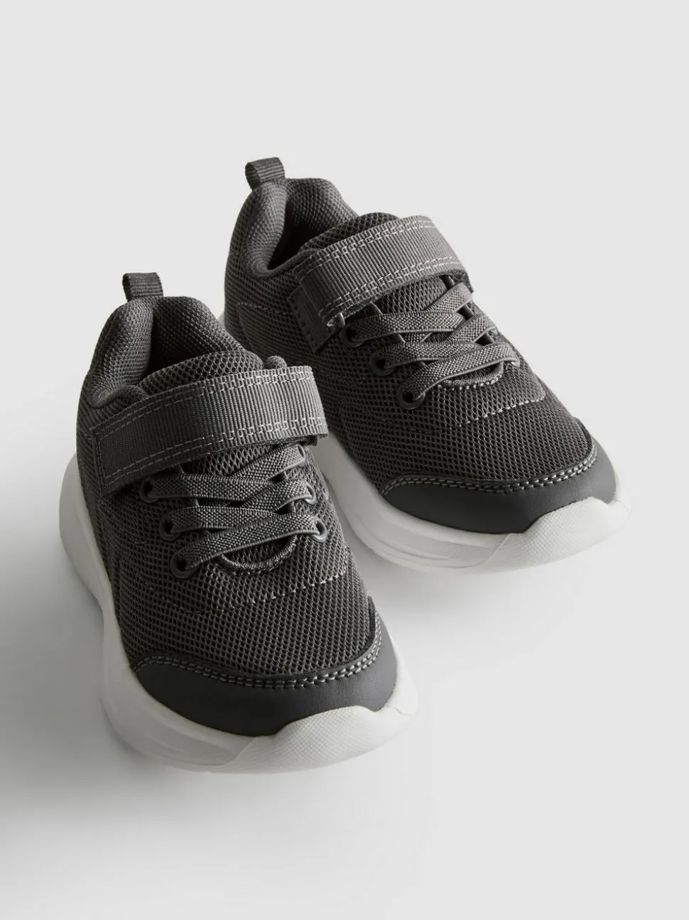 Sneaker mit Klettverschluss