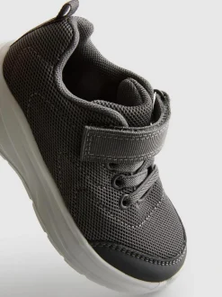 Sneaker mit Klettverschluss