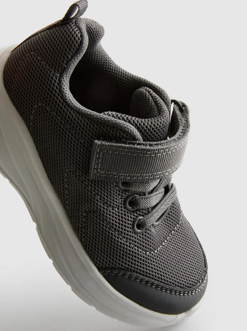 Sneaker mit Klettverschluss