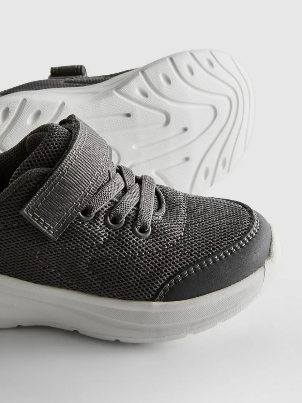 Sneaker mit Klettverschluss