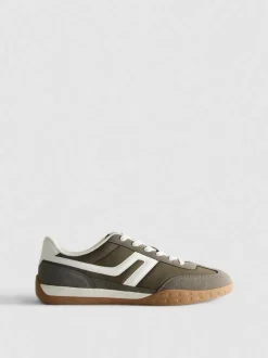 Sneaker mit kontrastfarbenen Einsätzen