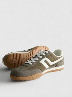 Sneaker mit kontrastfarbenen Einsätzen
