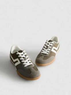 Sneaker mit kontrastfarbenen Einsätzen