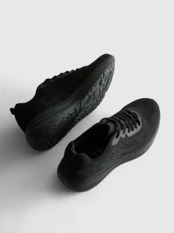 Sneaker mit Schnürsenkeln und Strickoptik