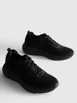 Sneaker mit Schnürsenkeln und Strickoptik