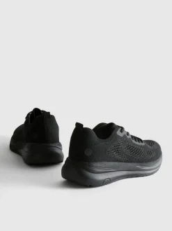 Sneaker mit Schnürsenkeln und Strickoptik