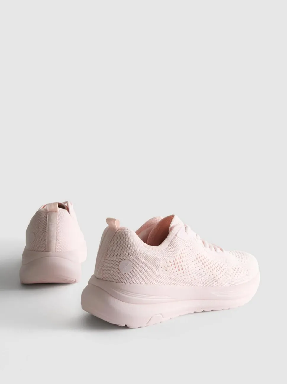 Sneaker mit Schnürsenkeln und Strickoptik