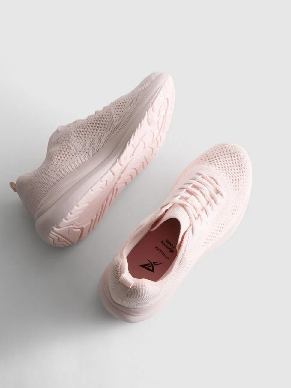 Sneaker mit Schnürsenkeln und Strickoptik