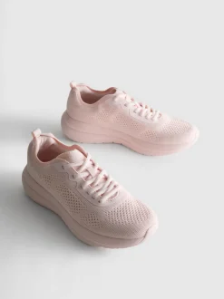 Sneaker mit Schnürsenkeln und Strickoptik