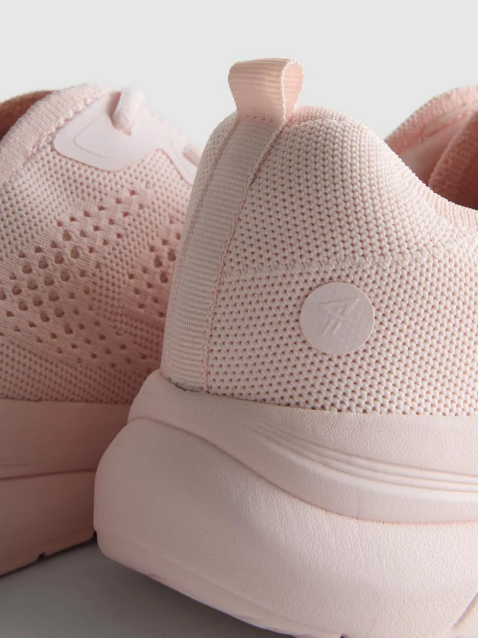 Sneaker mit Schnürsenkeln und Strickoptik