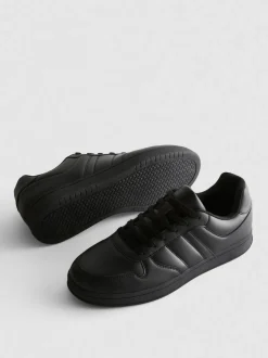 Sneaker mit Schnürsenkeln und Einsätzen