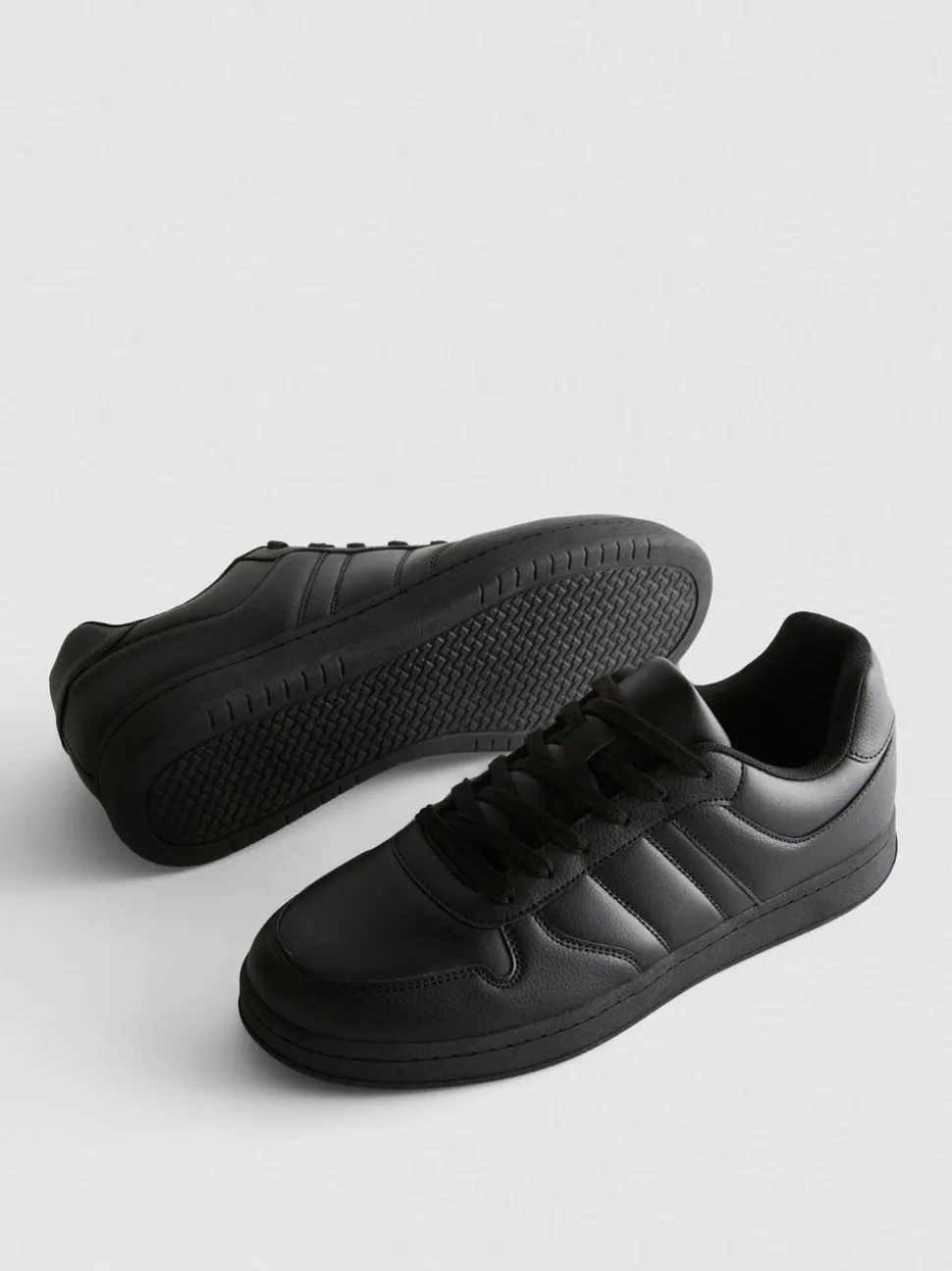Sneaker mit Schnürsenkeln und Einsätzen