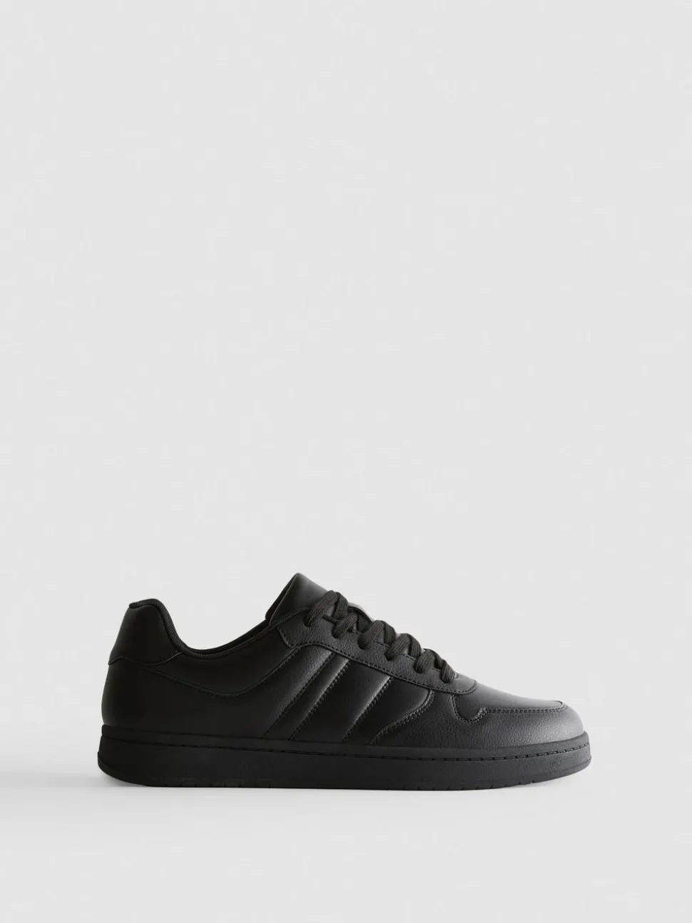 Sneaker mit Schnürsenkeln und Einsätzen