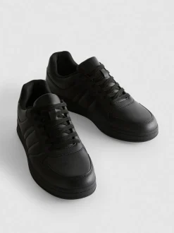 Sneaker mit Schnürsenkeln und Einsätzen