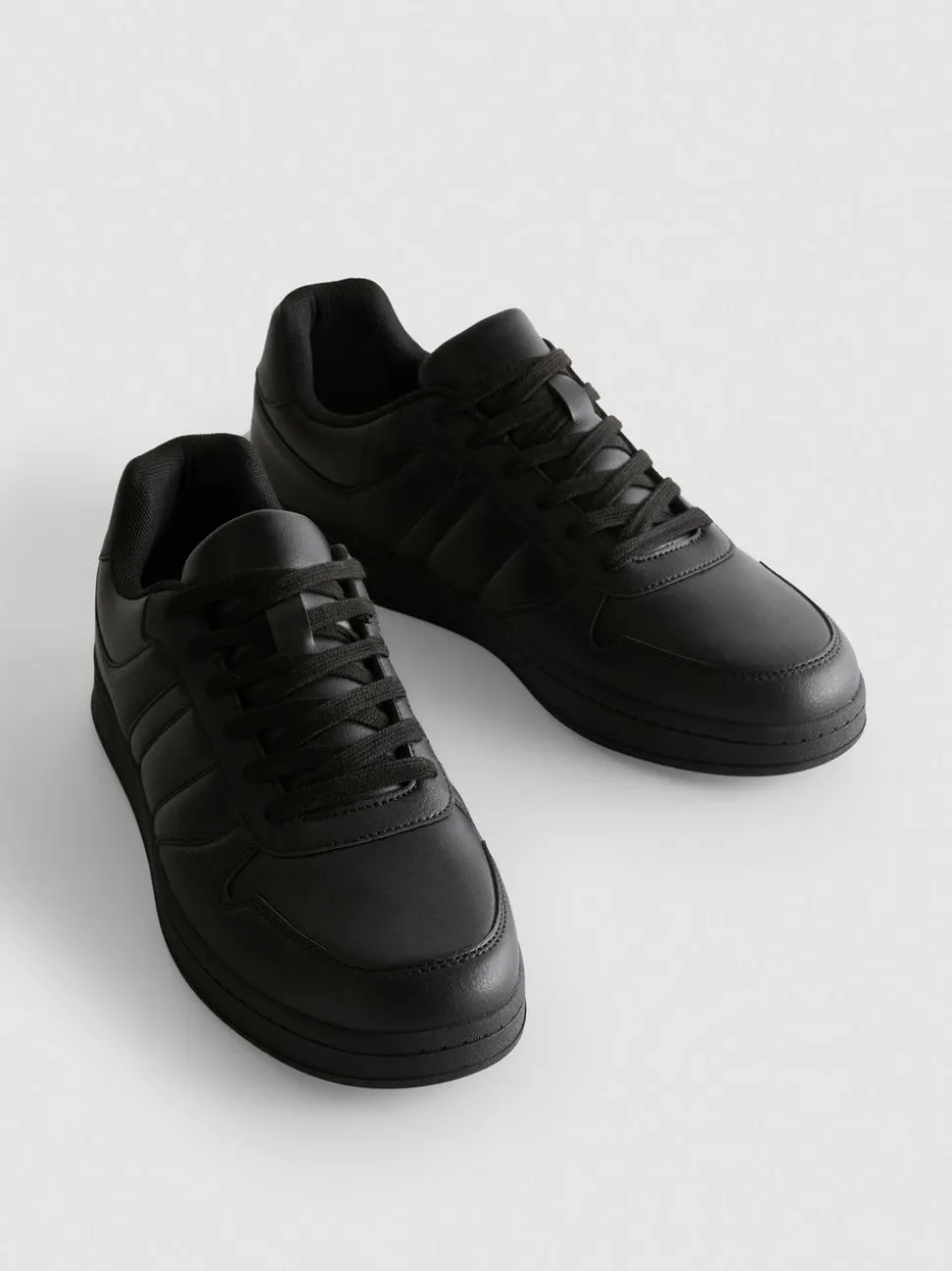 Sneaker mit Schnürsenkeln und Einsätzen