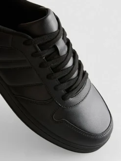 Sneaker mit Schnürsenkeln und Einsätzen