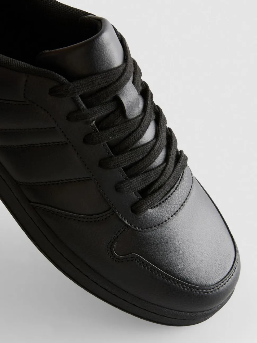Sneaker mit Schnürsenkeln und Einsätzen