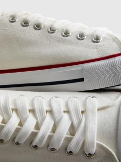 Sneakers aus Canvas mit Schnürung